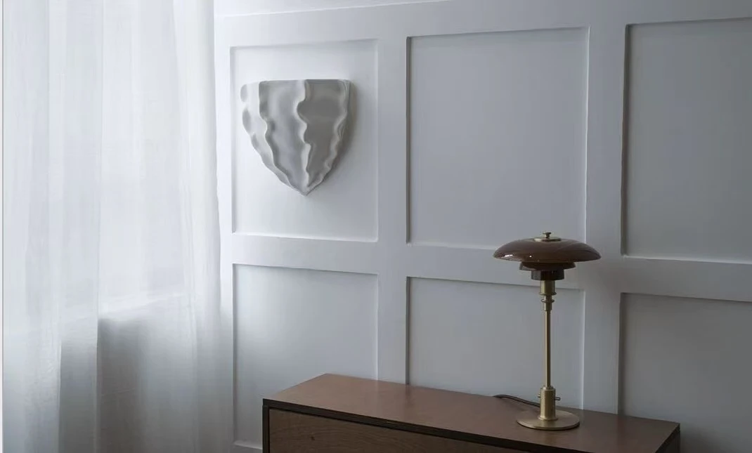 مصباح حائط جبس على شكل اسكالوب. يناسب غرفة النوم الرئيسية بجانب السرير، والدرج، والممرات، والممرات، والبهو. تصميم فني وابي سابي #1