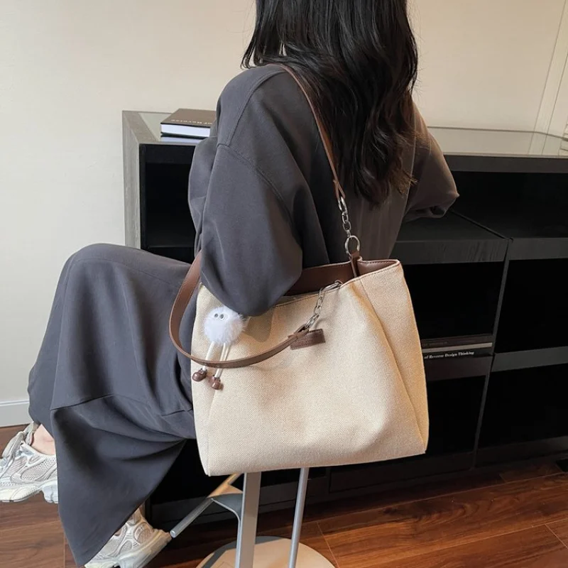 

High-Quality Leather Messenger Bag for Women, Shoulder Carry Comfort, Luxury Brand Classic Elegant Handbag