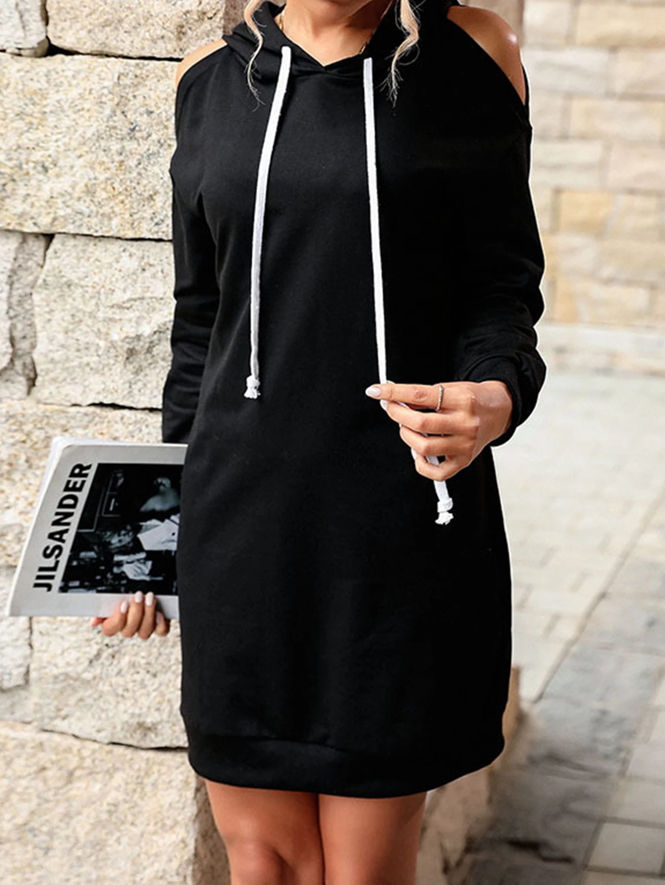 Vestido feminino de manga comprida com capuz e ombro de fora, outono inverno, estilo europeu e americano, local independente, moda top