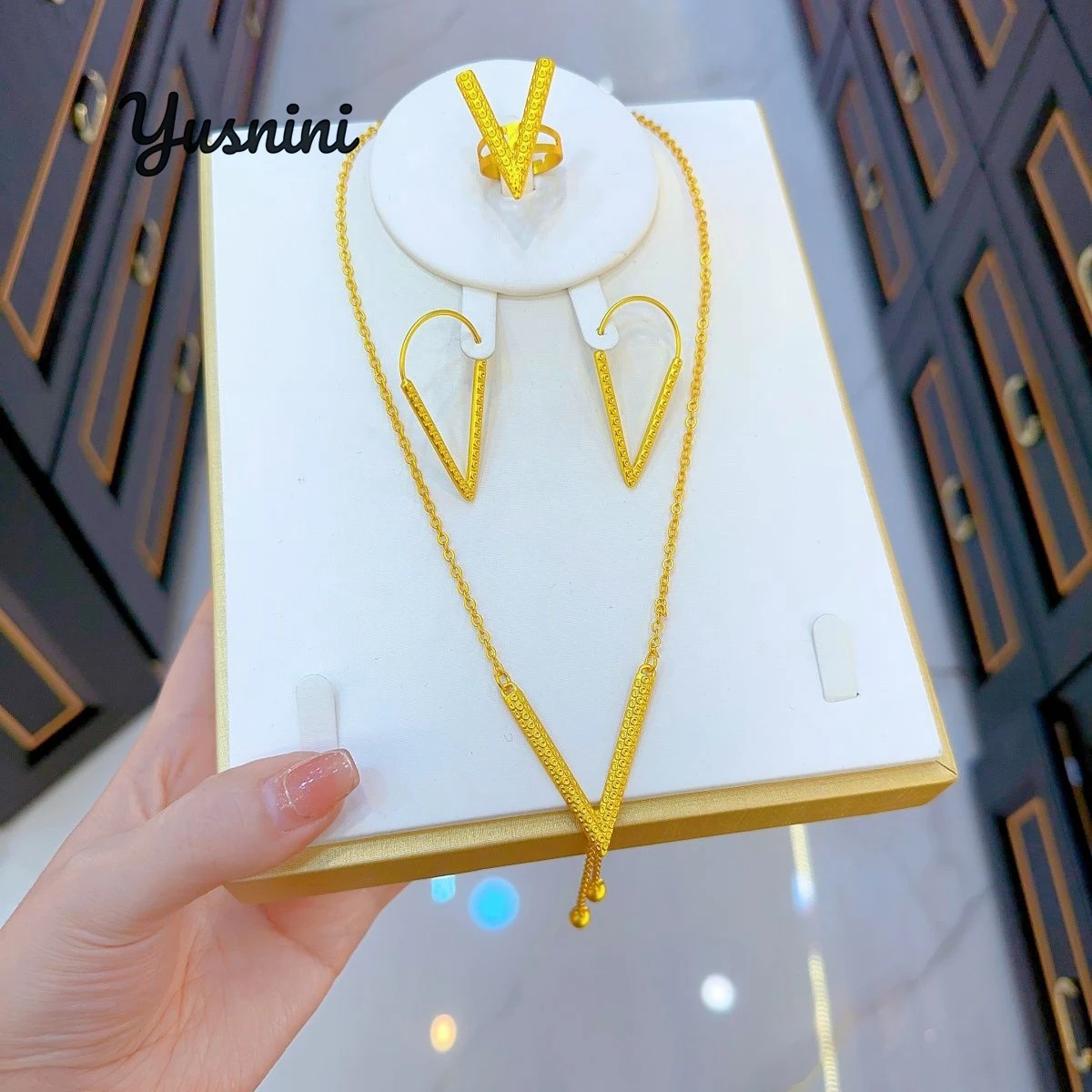 

Модное европейское Дубайское 24-каратное позолоченное индивидуальное ожерелье, серьги, кольца для пар, комплект ювелирных изделий для свадебной вечеринки DD10860