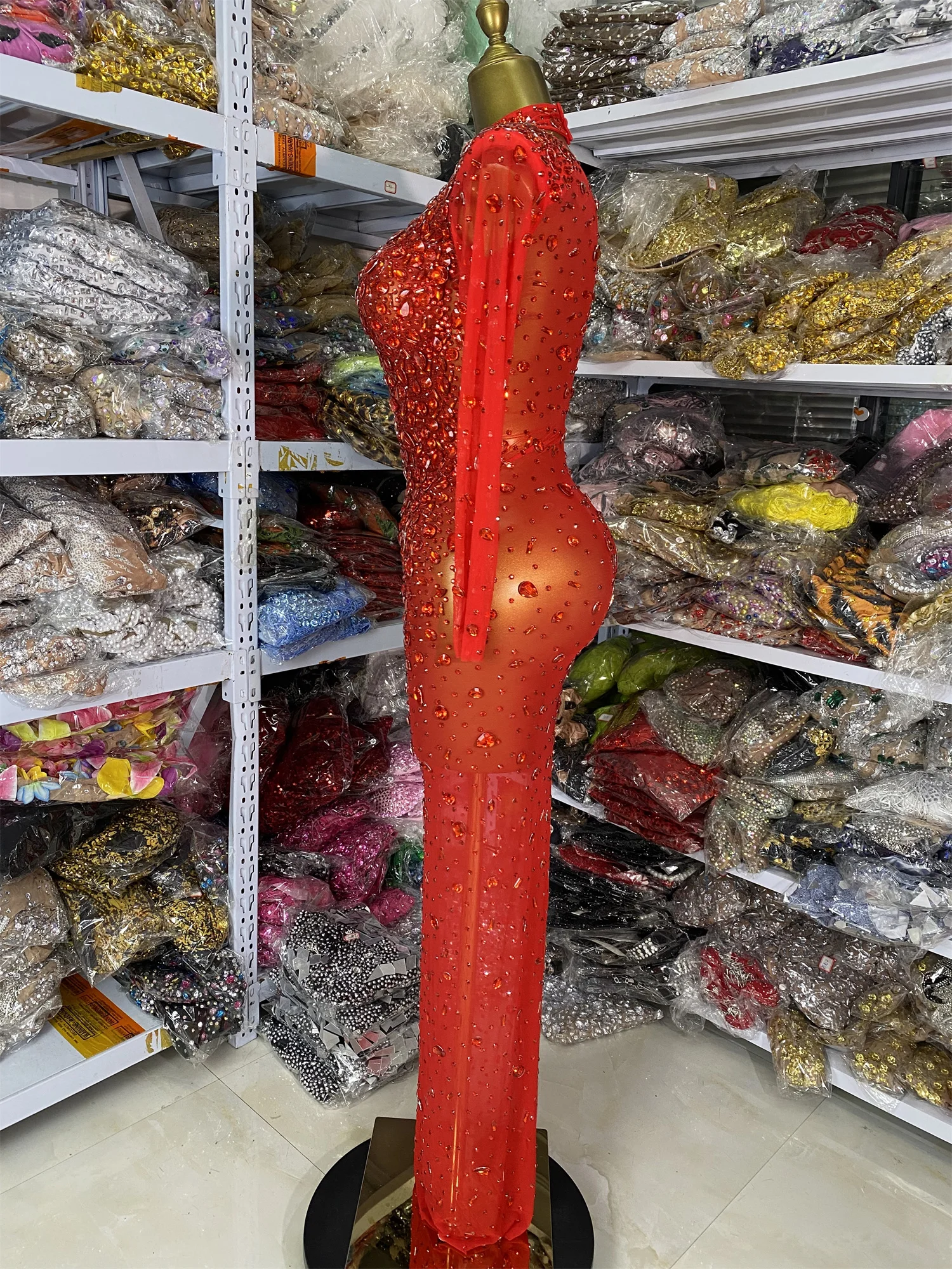 Vestidos de fiesta rojos de lujo para mujer, malla transparente con diamantes de imitación brillantes, manga larga, Maxi vestido largo de fiesta de noche para celebridades, sesión de fotos