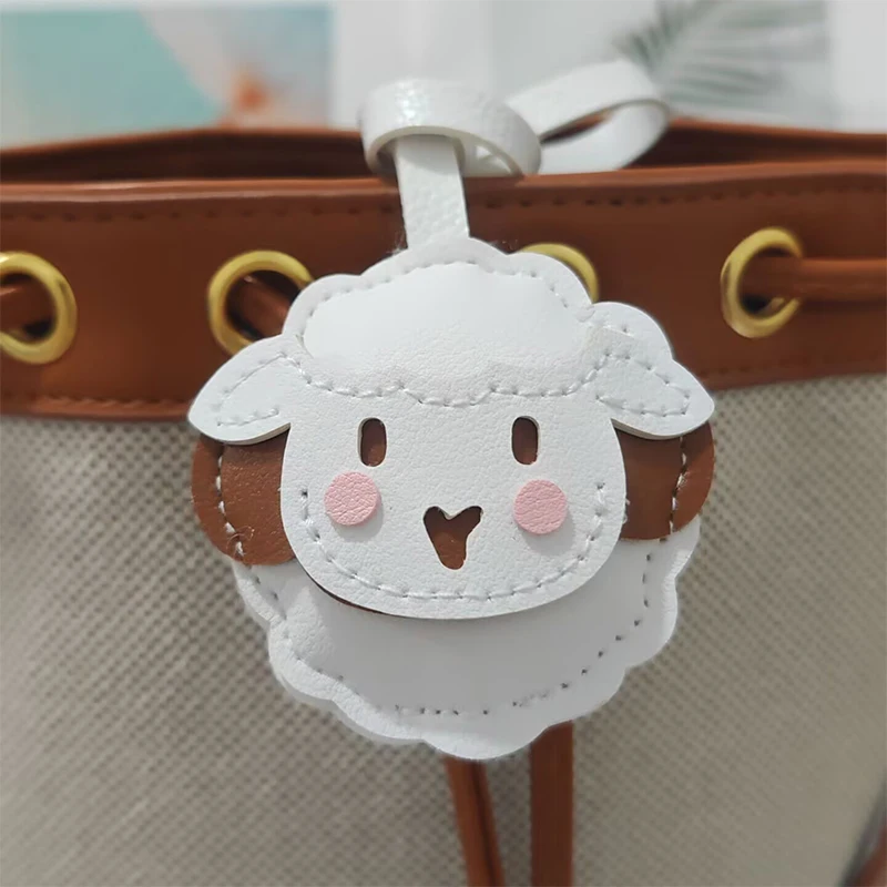 2025 lindo kawaii dibujos animados hecho a mano cuero oveja coche llavero bolso encanto moda animal bolso mochila colgante joyería