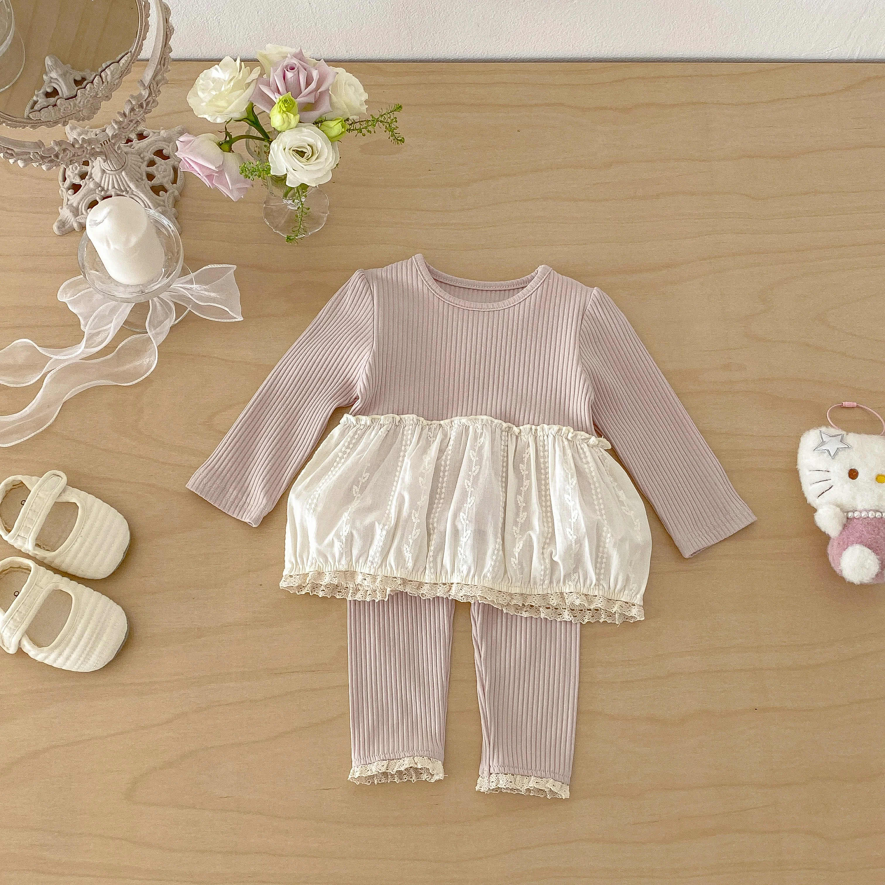 Frühlings- und Herbst-Outfit für Mädchen: Rundhals-Oberteil mit Spitzenbesatz und elastischen Leggings, zweiteiliges Set für Babymädchen – Detail 2
