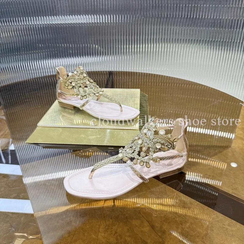 

Новые великолепные шлепанцы с пряжкой и жемчугом и стразами, сказочные летние сандалии на плоской подошве с молнией сзади, милые сандалии принцессы