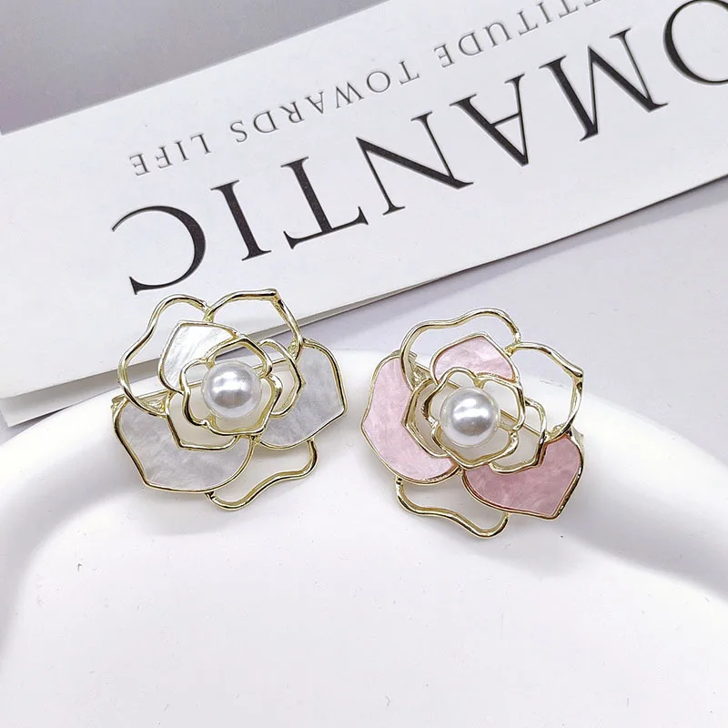 

Fashionable hollowed-out camellia brooch for women, high-end pearl brooch, retro flower pin, suit jacket with accessories