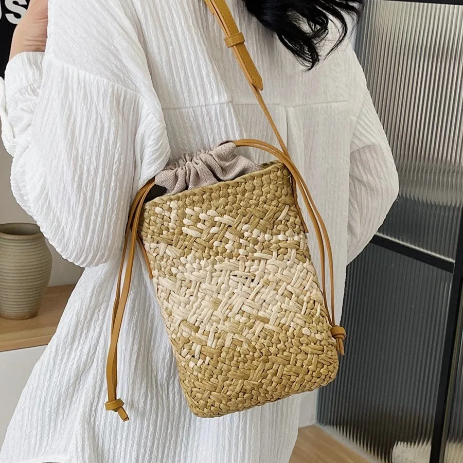 Straw Mobile Phone Bags for Women Luxury Designer Handwoven Crossbody Bags Fashionable Beach Vacation Straw Bags Shoulder Bags