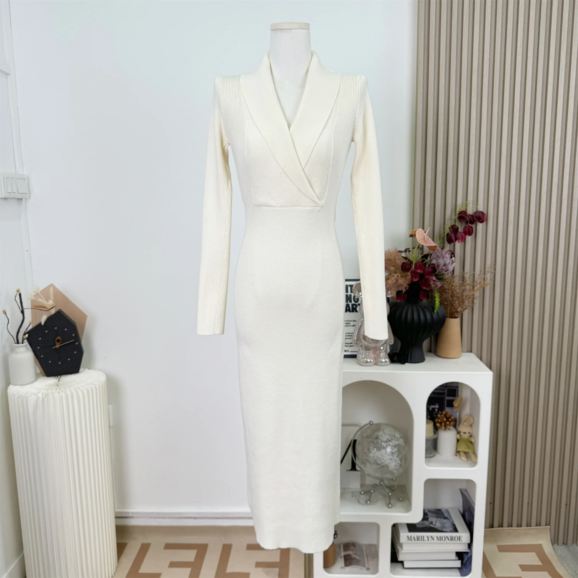 เดรสไหมพรมคอวีทรงเข้ารูป แขนยาว สำหรับผู้หญิง ฤดูใบไม้ร่วง ฤดูหนาว สไตล์สาวออฟฟิศ เซ็กซี่ เอวสูง เหมาะสำหรับงานกลางคืน รุ่น F321