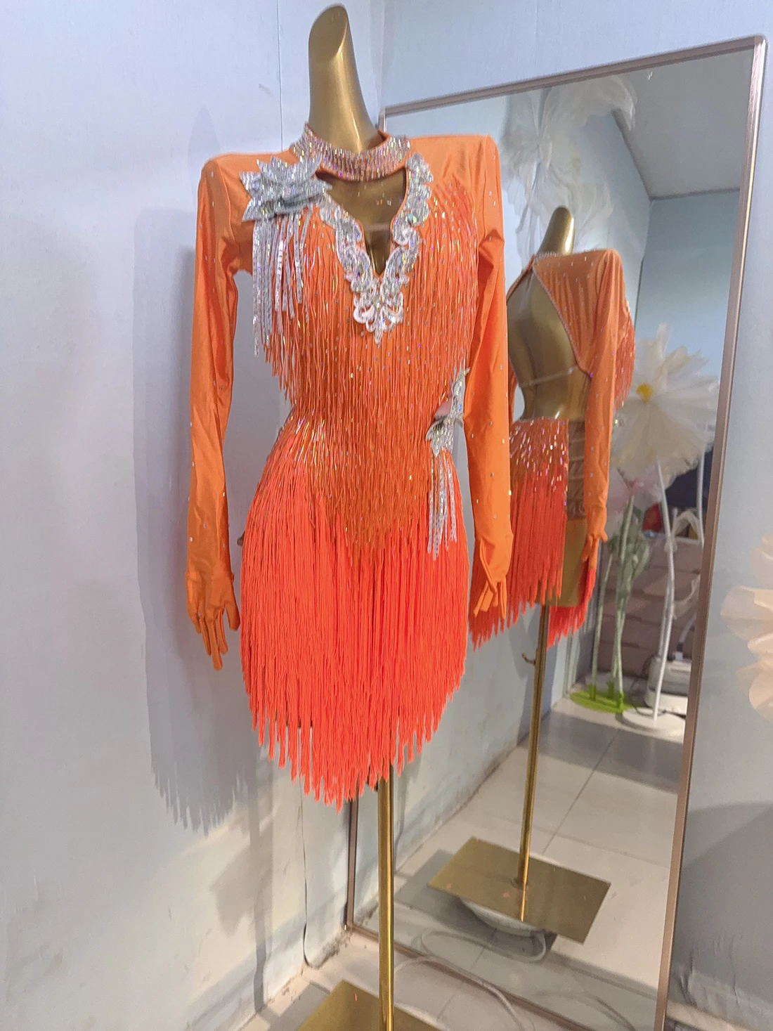 Costume de danse latine avec strass pour femmes, haut de gamme, personnalisé, pompon en cristal, décoration florale argentée, robe de spectacle Samba