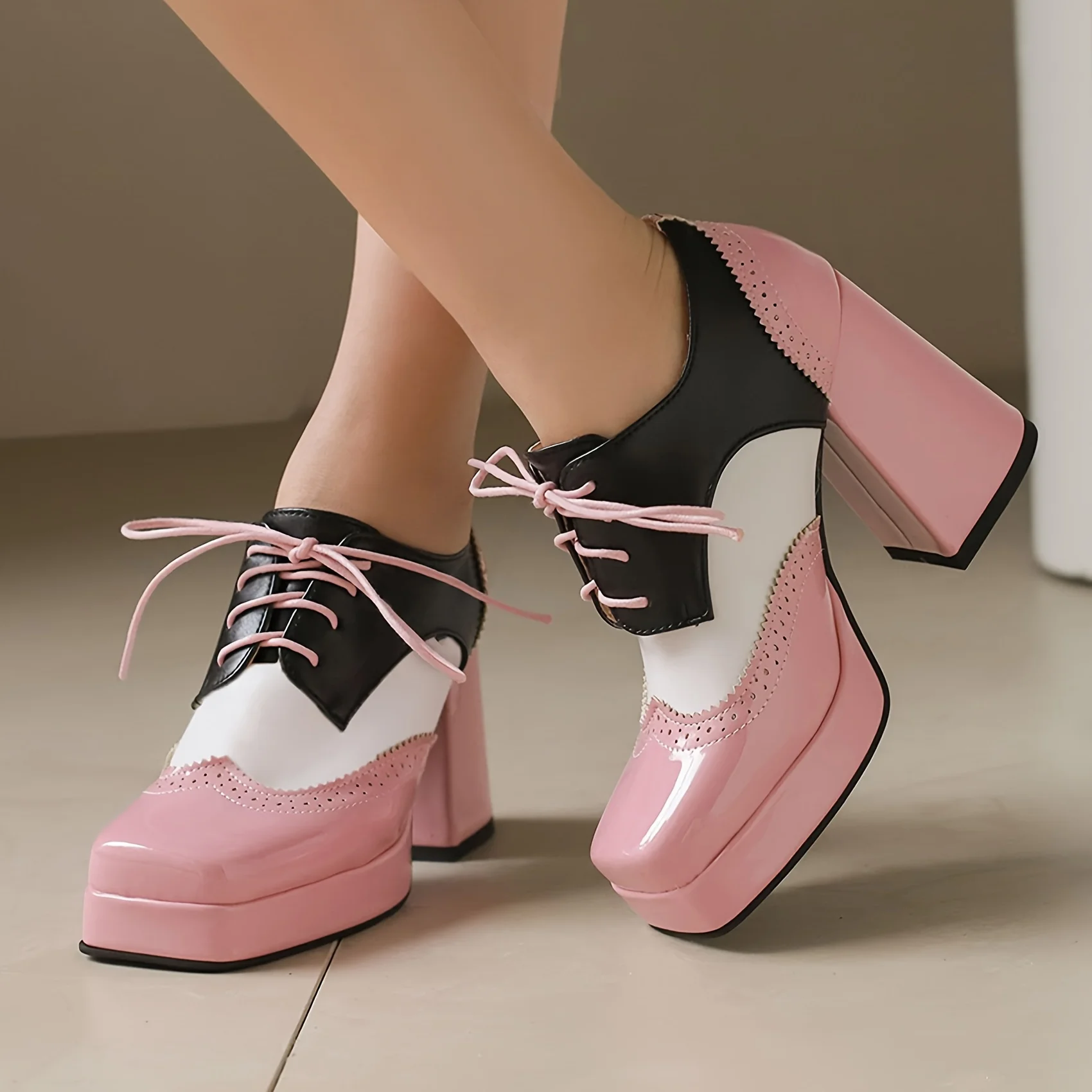 

Женские туфли-броги с квадратным носком на шнуровке, модные туфли-лодочки на высоком блочном каблуке, разноцветные лоскутные туфли-лодочки в британском стиле, женские туфли-оксфорды