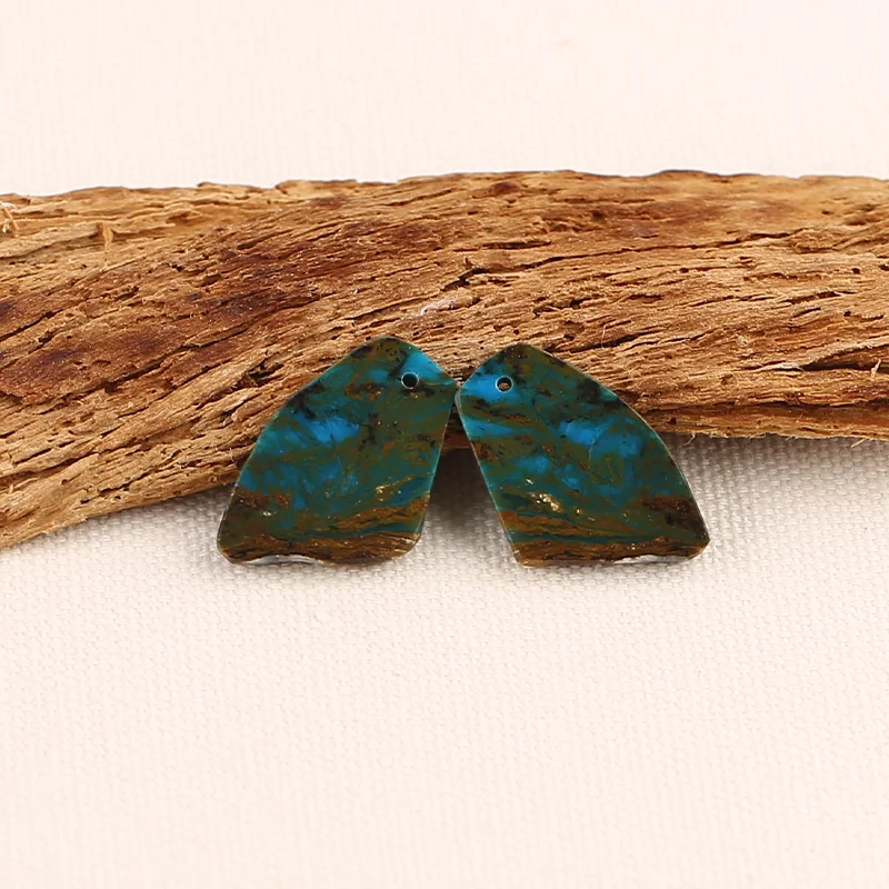 

Пара серег с натуральным драгоценным камнем и синим опалом — уникальные прямоугольные камни в тон