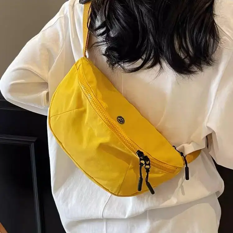 防水加工の餃子型クロスボディバッグ、ユニセックス軽量カジュアルショルダーバッグ、2026年春夏のファッショントレンド