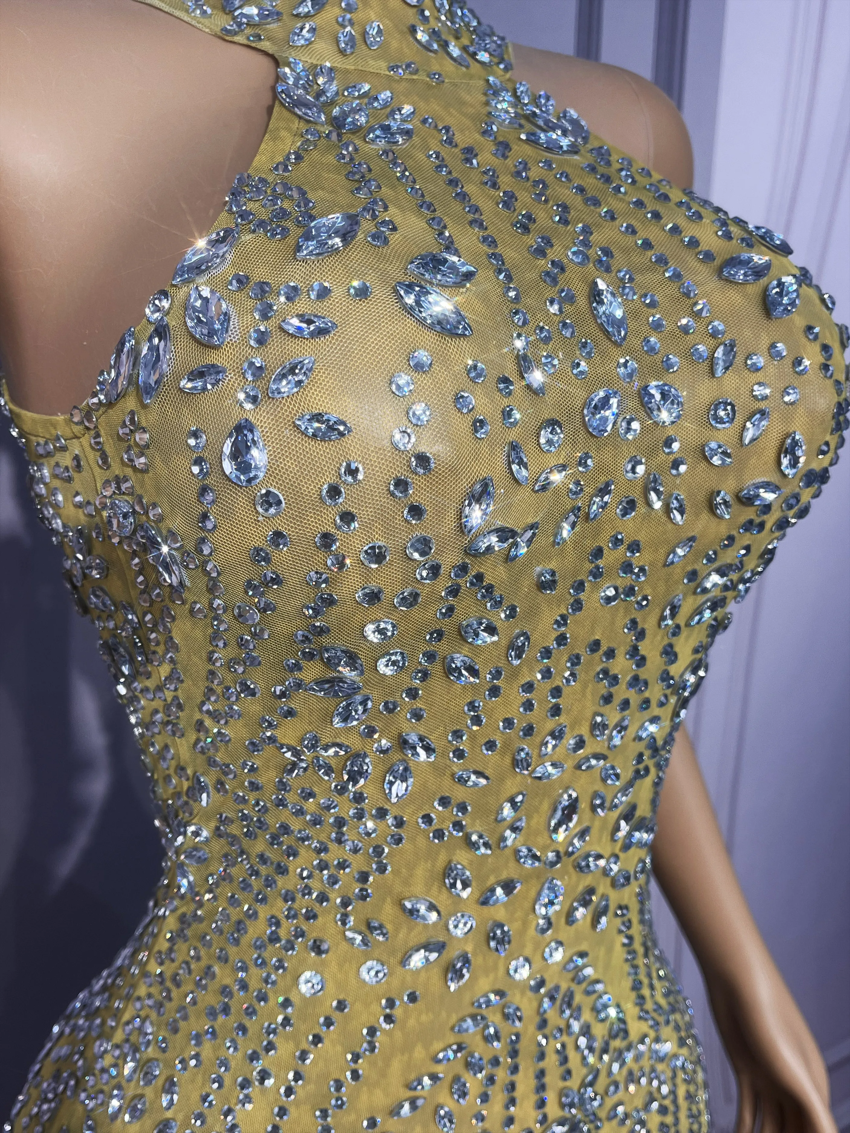 Vestido de cola brillante de gama alta, vestido de malla con adornos de diamantes de imitación pesados, vestido de fiesta de noche, alfombra roja, traje de escenario para espectáculo Jigeng