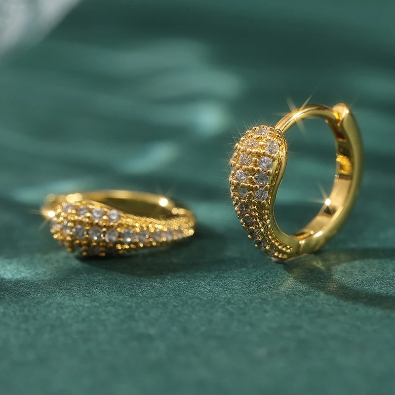 Exquisite goldfarbene weiße CZ-Ohrhänger für Damen, geometrisch geschnitzt, für Partys und Alltag. – Detail 5