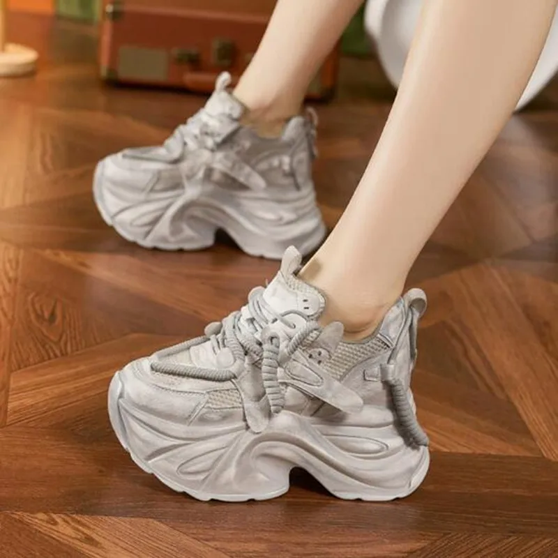 

Женские дышащие кроссовки на высокой платформе из сетки, летне-осенние вулканизированные туфли на каблуке 10 см, кожаные повседневные массивные спортивные туфли в стиле Dad Shoes