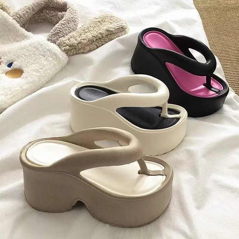 

Женские шлепанцы на танкетке с зажимом, лето 202, пляжные сандалии на массивной платформе, женские шлепанцы из ЭВА на высоком каблуке на толстой подошве, шлепанцы