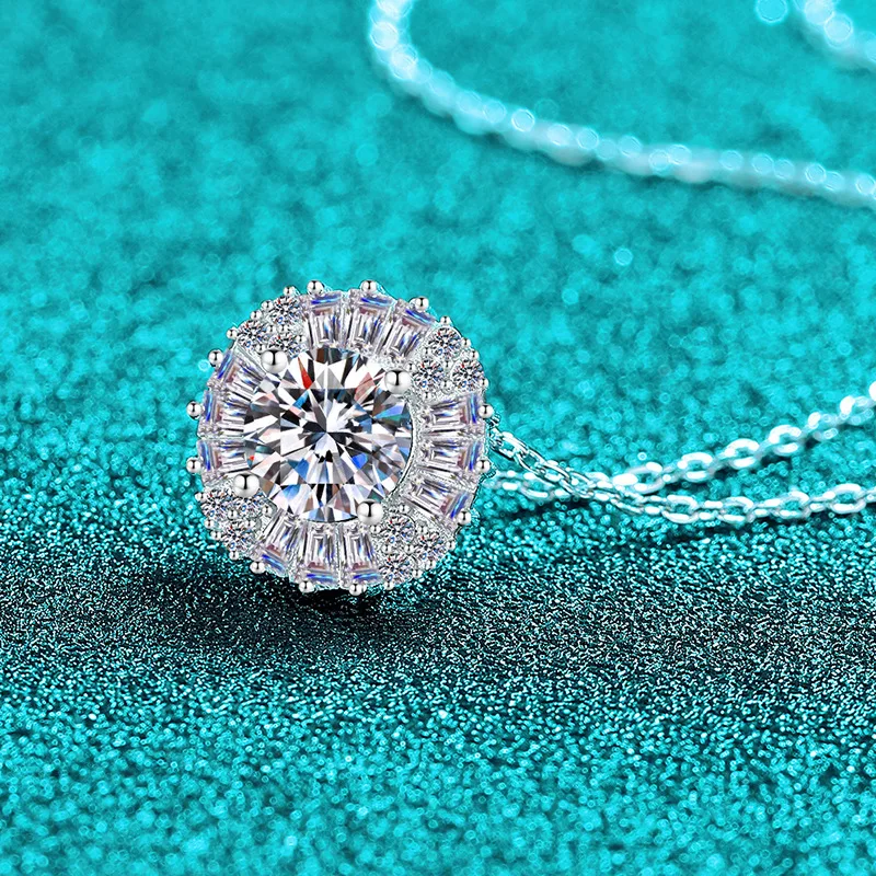 Elegant PT950 Platinum 1-carat Moissanite Necklace for Women, Luxury Step-cut Diamond Pendant Collarbone Chain