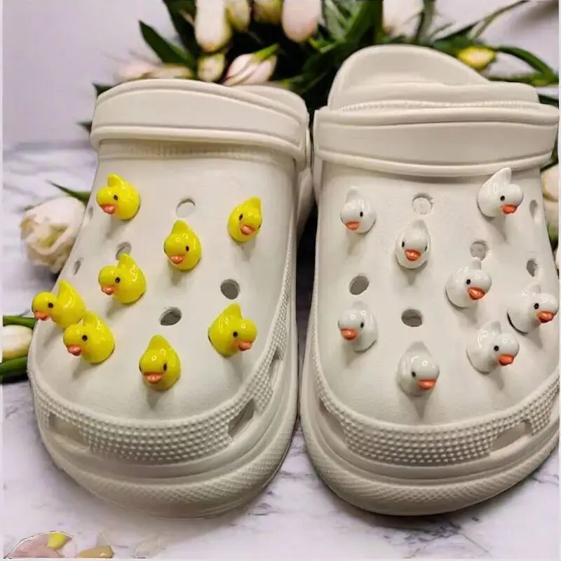 Conjunto completo de dijes de zapatos con agujeros para niñas, gran oferta, bricolaje, pequeño pato amarillo, diseñador de calidad, decoración de