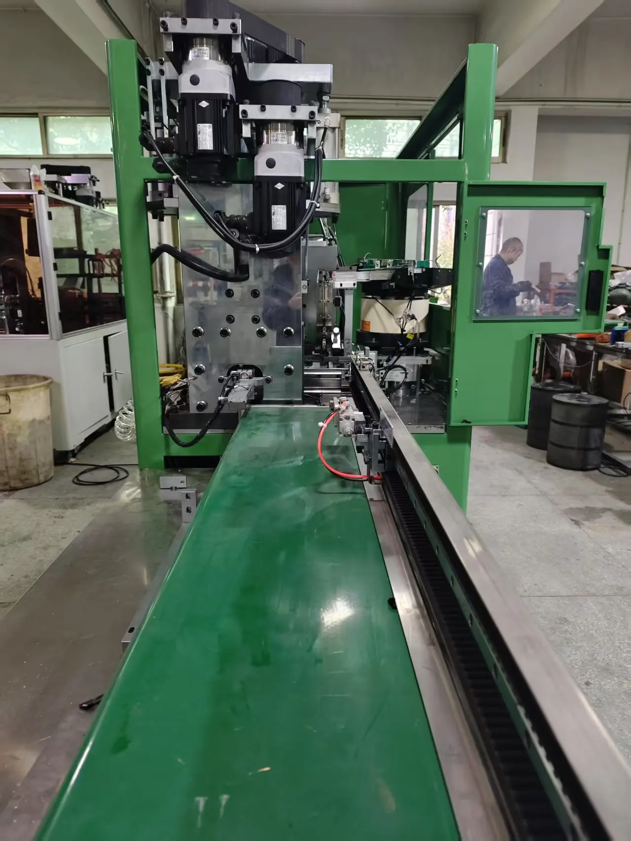 La macchina per la produzione di cerniere metalliche automatiche a tre funzioni include il montaggio del cursore Caratteristiche di arresto superiore e taglio Componente motore centrale