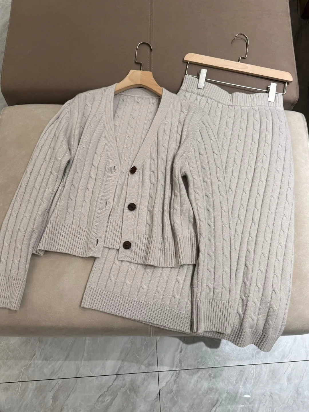 Autumn 2024 Women\'s Skirt Set Cable Knitted Sweater Cardigan + Hip-Wrapped Half-length Skirt 2-Piece Suit