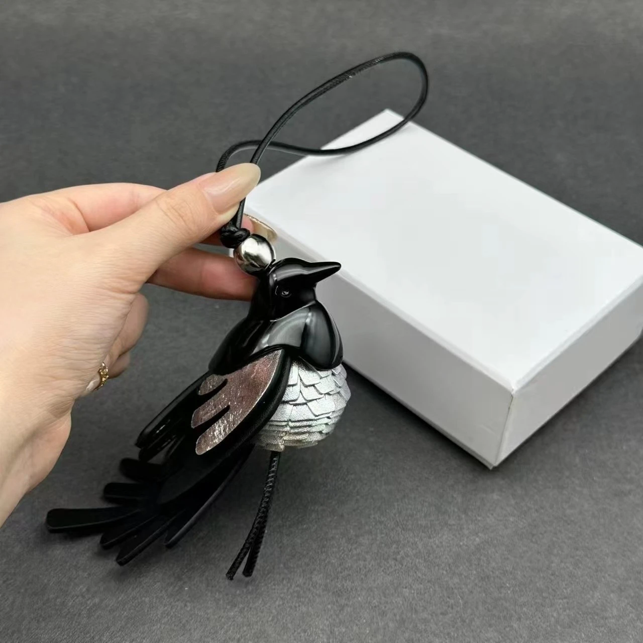 

Подвеска для сумки из натуральной кожи в виде сороки, ручной работы, с плетеным шнуром и кисточкой, милый кулон-птичка для женских сумок, украшение для рюкзака