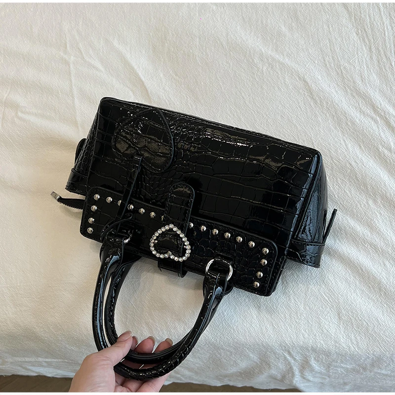 Damenhandtasche mit Krokodilprägung, Y2k Mädchen Exquisite Umhängetasche, Einfarbige Vielseitige Tragetasche mit Herz-Dekor – Detail 2