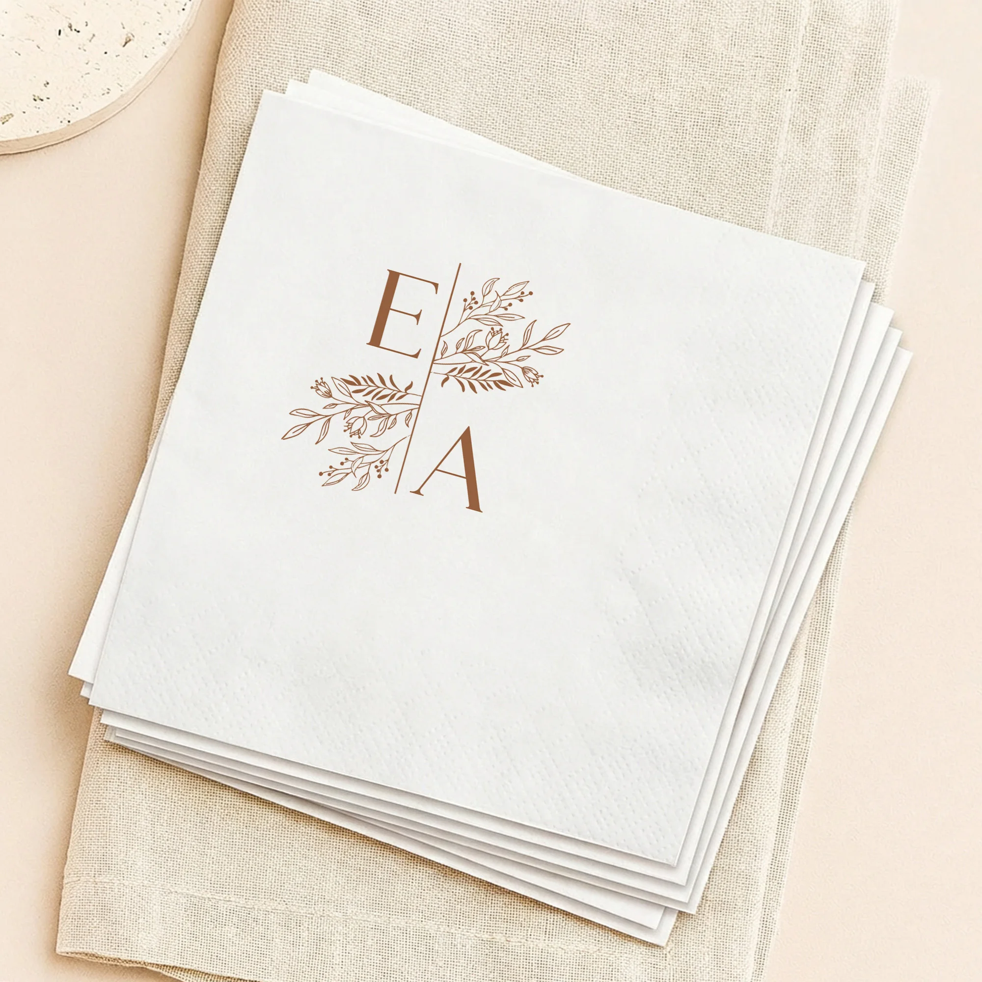 Personalisierte Servietten, 3-lagige, individuell gestaltete Cocktail-Servietten, Monogramm-Einweg-Papierservietten für Hochzeiten, Junggesellinnenabschiede und Brautparty-Dekorationen. – Detail 6