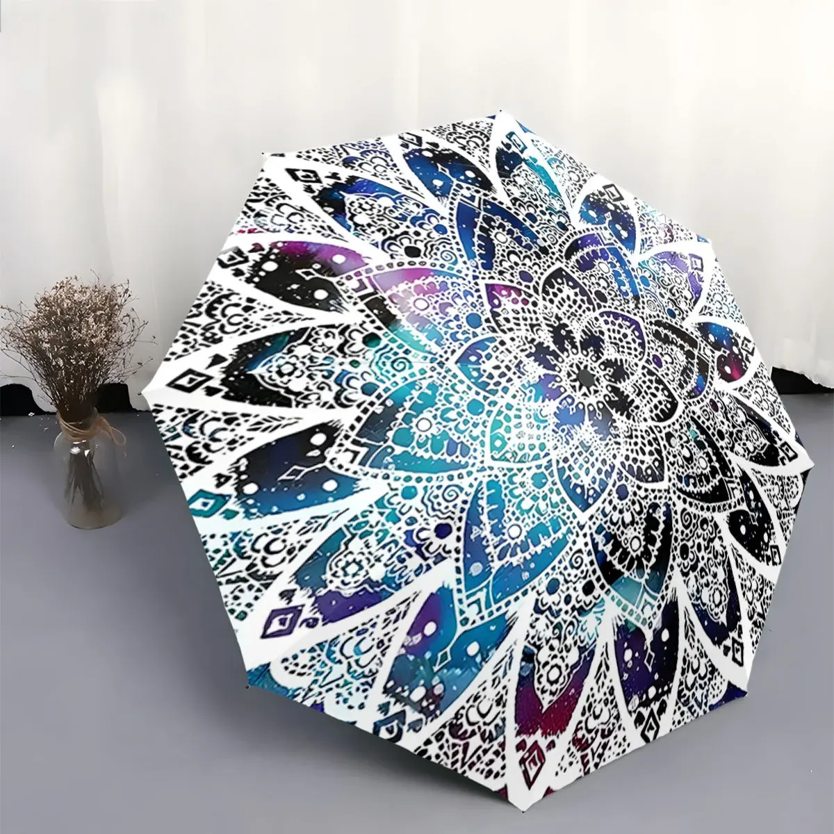 

Автоматический складной зонт. На зонте имеется разноцветный узор в виде мандалы. Портативная складная конструкция, для повседневного использования на открытом воздухе.