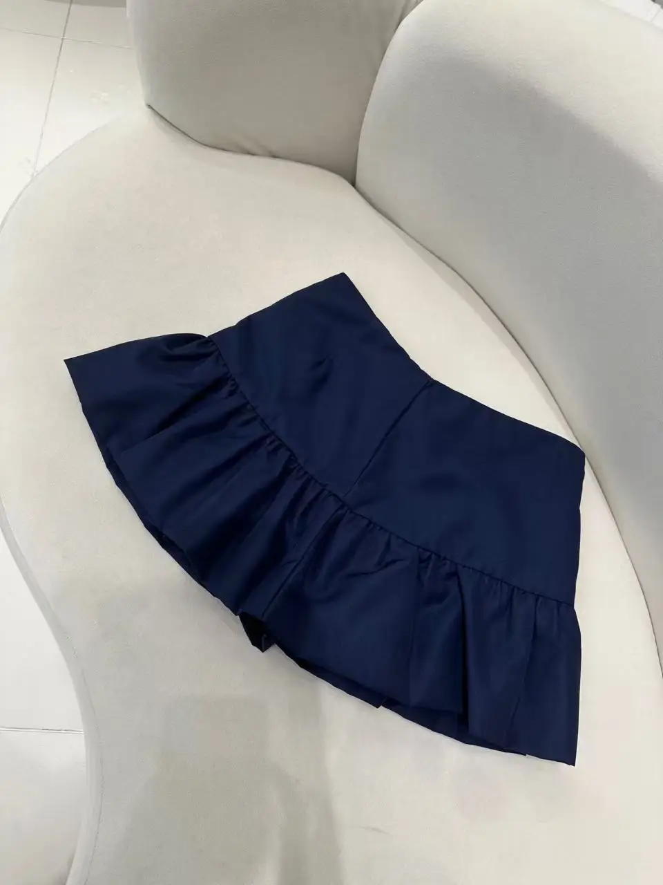 بدلة نسائية أنيقة مكونة من قطعتين باللون الأزرق الداكن على طراز الكلية مع طية صدر السترة وأكمام طويلة أو تنورة رفيعة مكشكشة