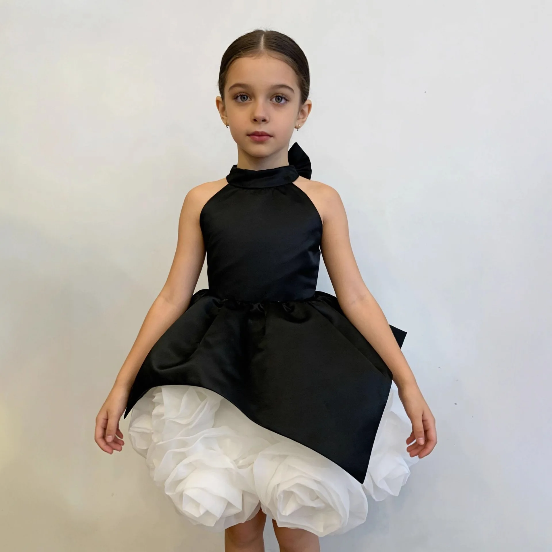 

Children Satin Sleeveless Hanging Neck Fluffy Dress New Girls European and American Dress Birthday Banquet Temperament Dress