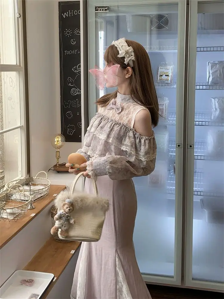 Sanftes hellviolettes Spitzen-Patchwork-langes Kleid mit Schleife, schmaler Passform und anmutigen Ärmeln