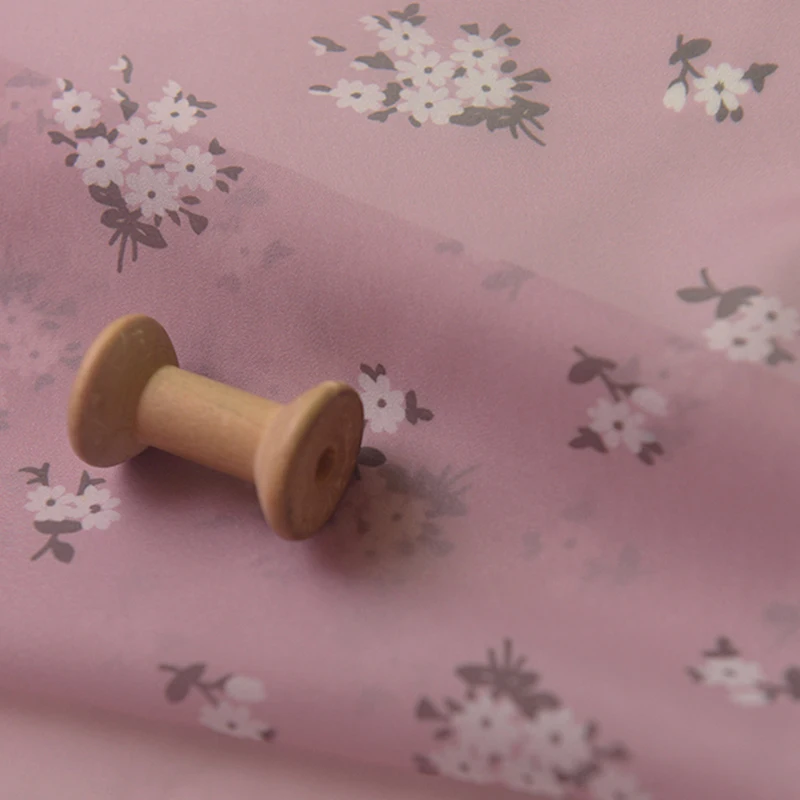 

Один метр, высококачественная шифоновая ткань для платья, темно-красная розовая ткань с белым цветком, летняя верхняя одежда, материал рубашки