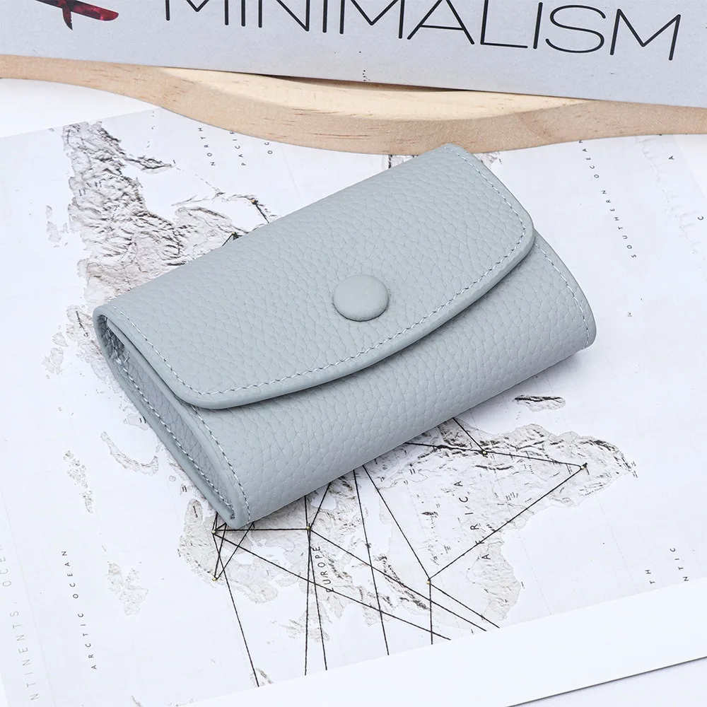 

Компактный кошелек из натуральной кожи (первый слой воловьей кожи) с большим количеством отделений для карт, простой дизайн