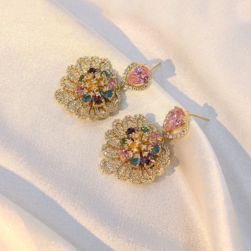 

Модные серьги для повседневной носки с объемными цветами из циркона, французский элегантный стиль, изысканные цветочные мотивы, легкая роскошь.