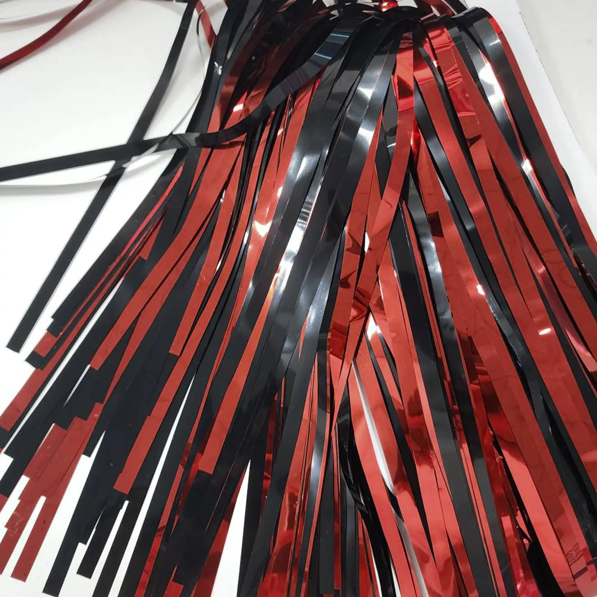 2 Stück/Schwarz-Rote Party-Girlanden als Hintergrund – Folienfransen-Lametta für Stranger Things-/Freitag-/Halloween-Party-Dekorationen – 3,2 Fuß x 8,2 Fuß – Detail 1