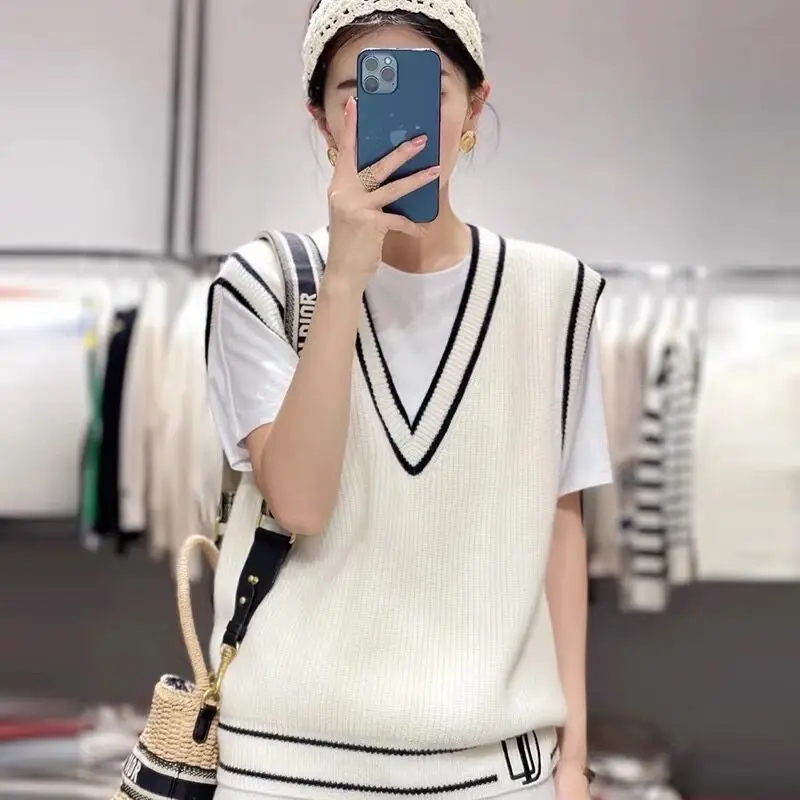 Leisure age-reducing V-neck color matching cashmere knitted vest for women in autumn and winter new cashmere vest