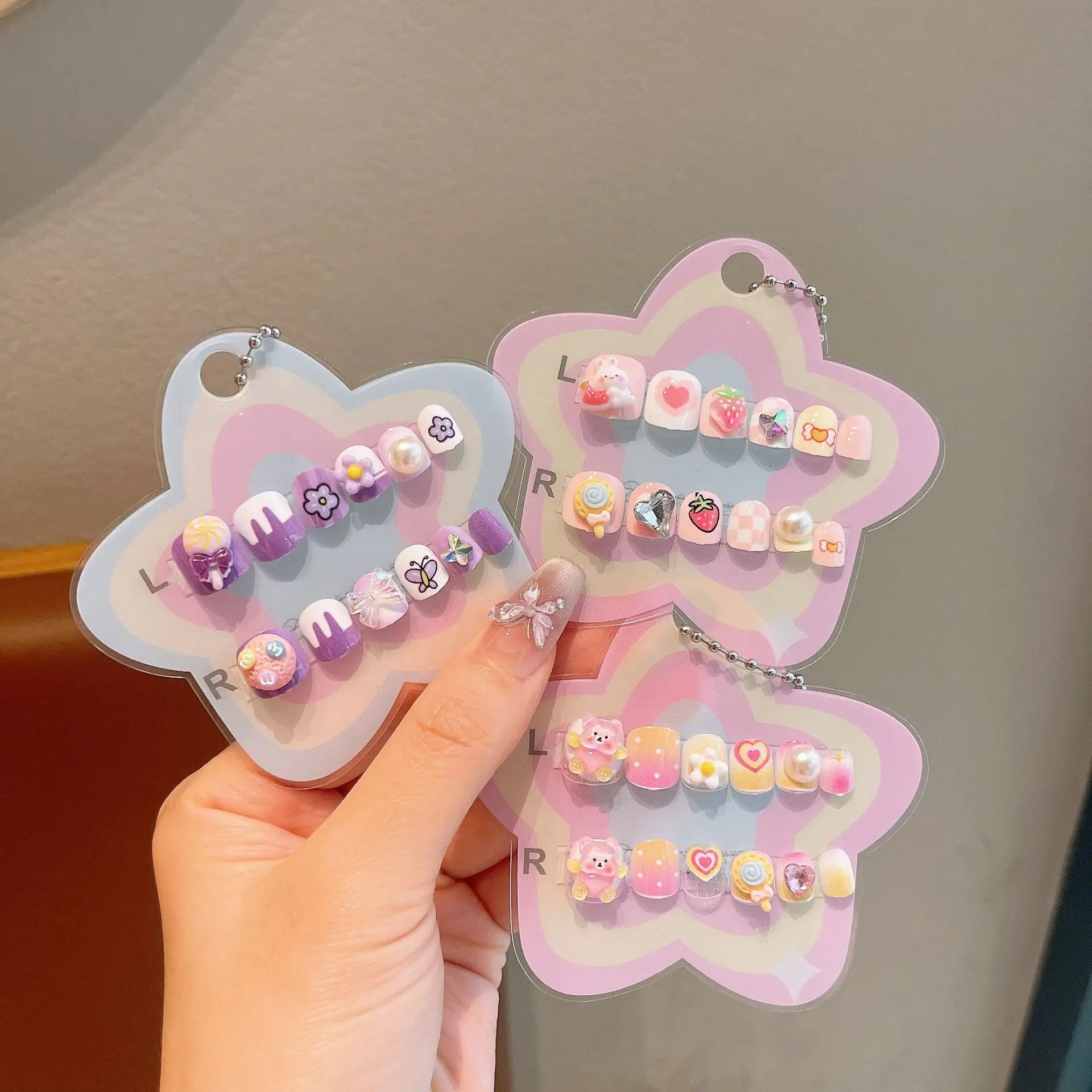 12 Stück Kinder-Nägel mit niedlichem Blumen- und Erdbeerhasen-Motiv, zum Aufdrücken, für 4–10 Jahre, abnehmbare Nagelaufkleber, künstliche Nägel, Mädchen-Geburtstagsgeschenke – Detail 5