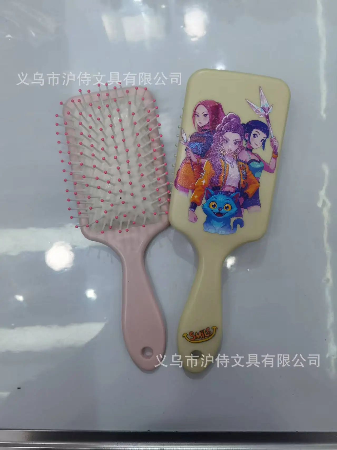 لمشط وسادة هوائية تحت عنوان K-pop، ومشط تصفيف الشعر المبتكر بشخصية لو، ومشط تدليك محمول للفتيات المبدعين