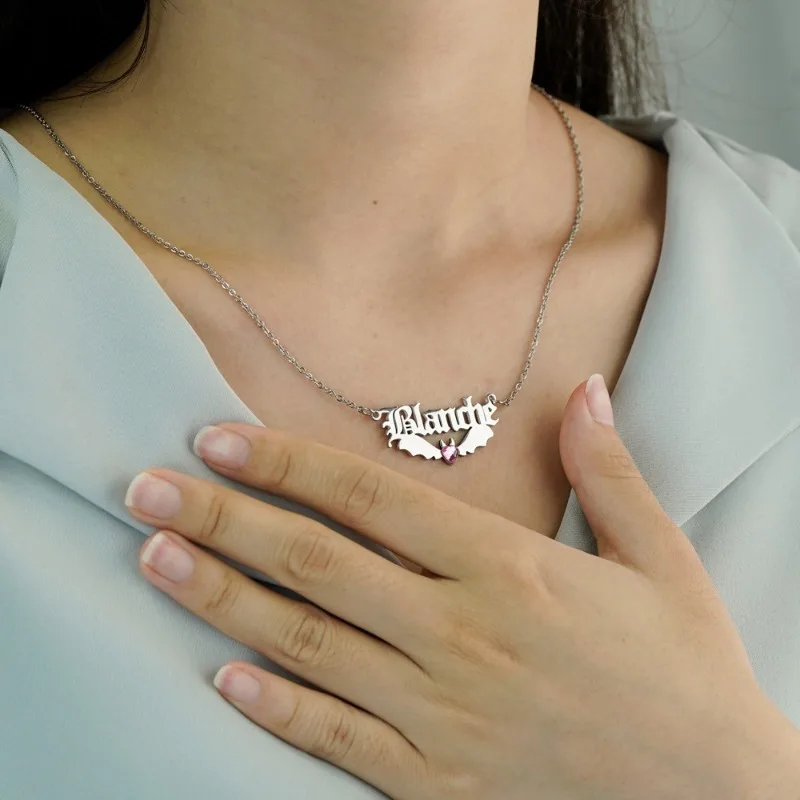 

Ожерелье на Хэллоуин с летучей мышью на заказ, Изящное ожерелье с именем летучей мыши, Золотая подвеска в виде летучей мыши, подарок на Хэллоуин, готический шрифт, ювелирные изделия для женщин, подарок