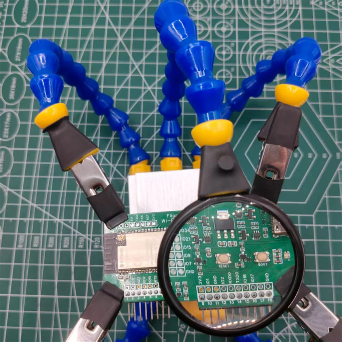 

AA25 New Weighted Octopus Welding Workbench, Third-Hand Tools, 4x-5x Magnifying Glass, Welding Aids, and Repair Tools