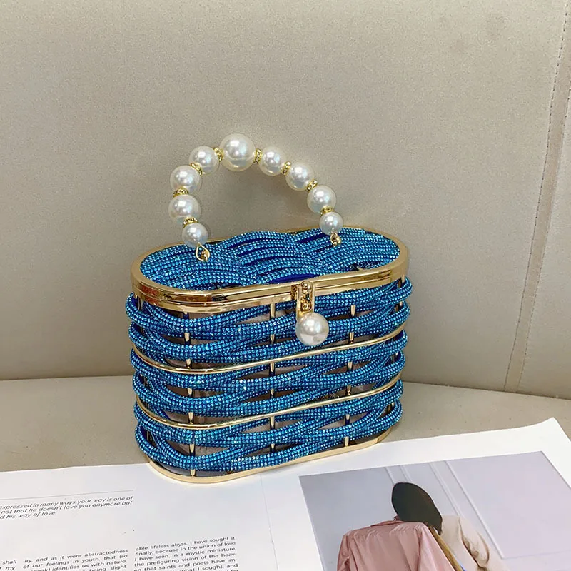 

Металлическое ведро с бриллиантами, банкетная клетка со стразами, жемчужная корзина для овощей, сумка-мессенджер в руке