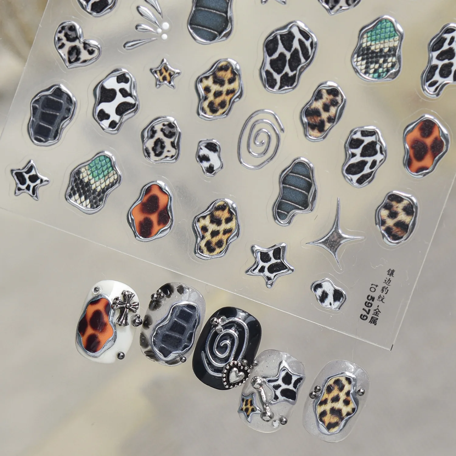 Vintage Tierhaut Leoparden-, Kuh- und Schlangenhaut-Muster mit Metallrand, unregelmäßige Steinader, Spiralstern 5D Nagelaufkleber, selbstklebend für Maniküre