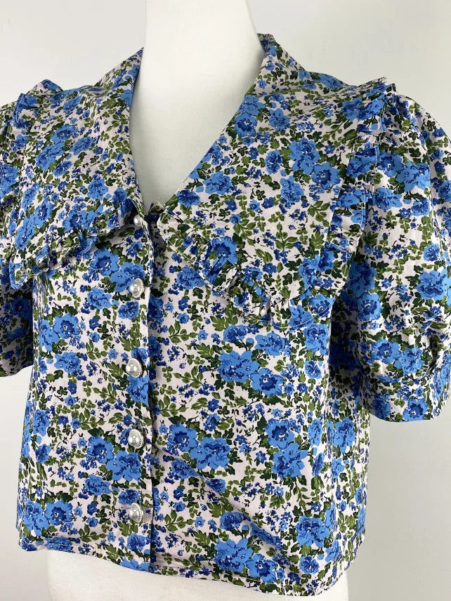 เสื้อคลุมสไตล์ฮ่องกงย้อนยุค สีสันสดใส ลายดอกไม้ พิมพ์ลายดอกไม้ แต่งกระดุมมุก แต่งขอบไม้ ดีไซน์หวาน