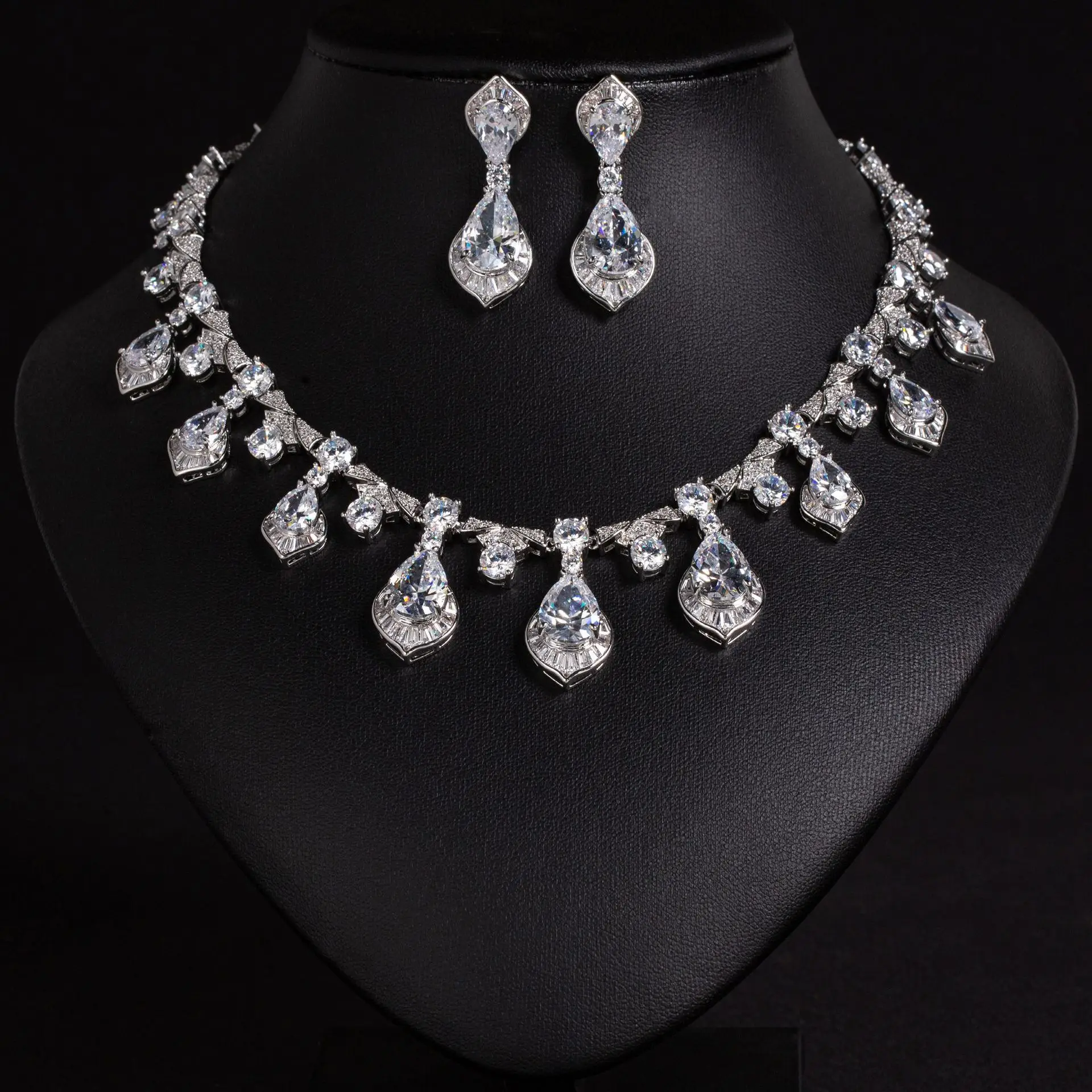 

New Dazzling Luxury Stunning Women's Jewelry Water Drop Necklace Earring Set Women's Clothing Wedding Holiday Everyday Gift M986