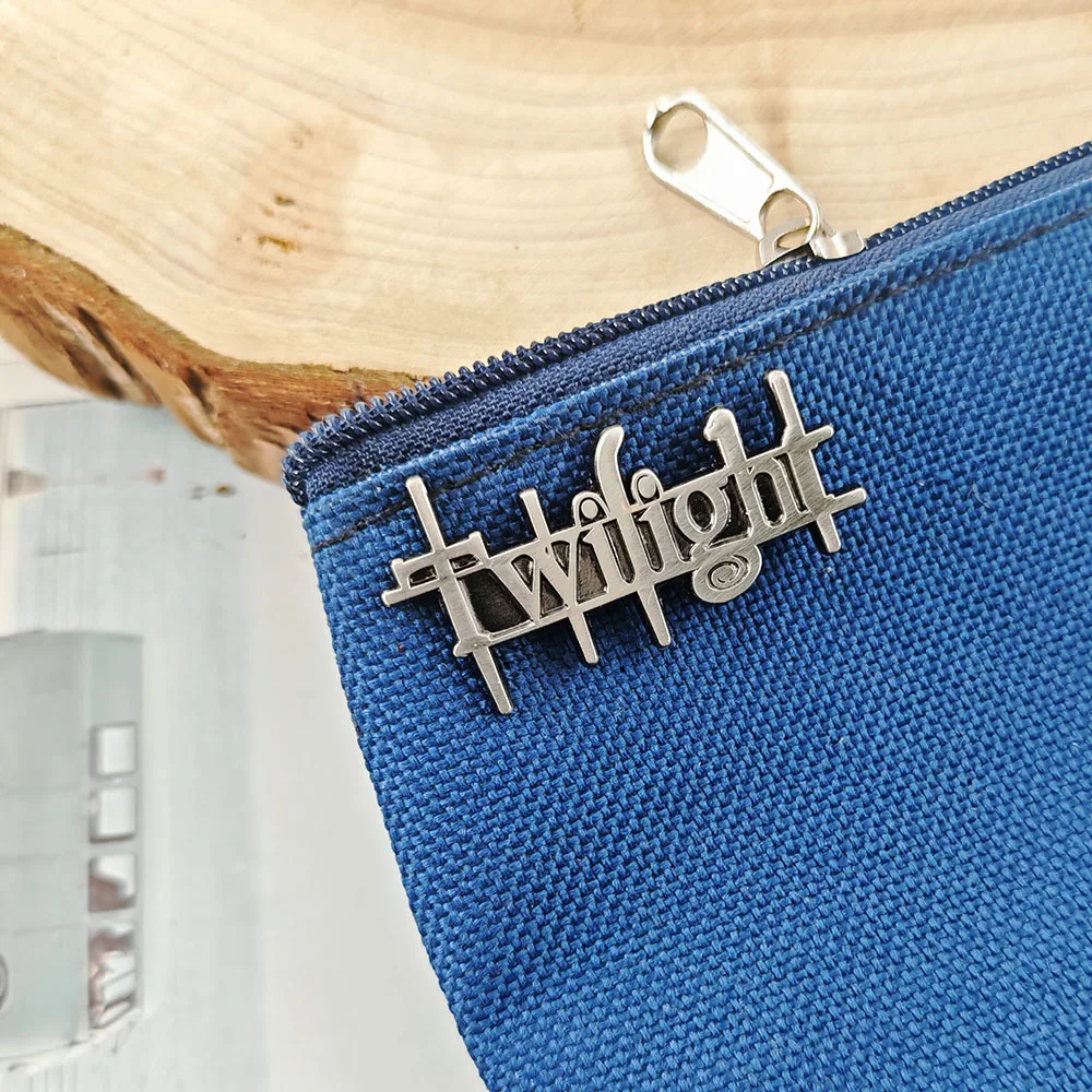 Vampire Love Series Abzeichen Twilight Klassischer Film Fernsehroman Logo Brosche Retro-Stil Text Metall Reversnadel Taschenzubehör Geschenk – Detail 7