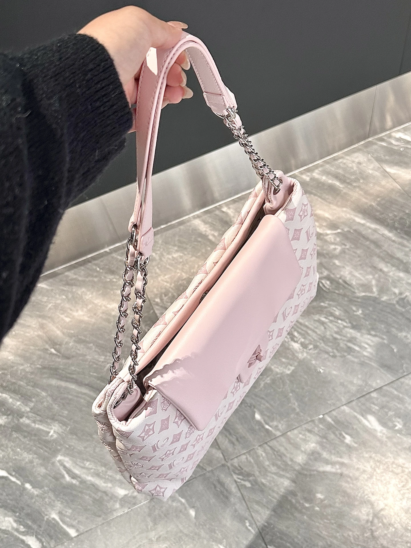 ciyah-women's-faionable-loose-chain-tote-bag-pink-emed-leather-crossbody-bag-for-commuting-versatile-oulder-bag