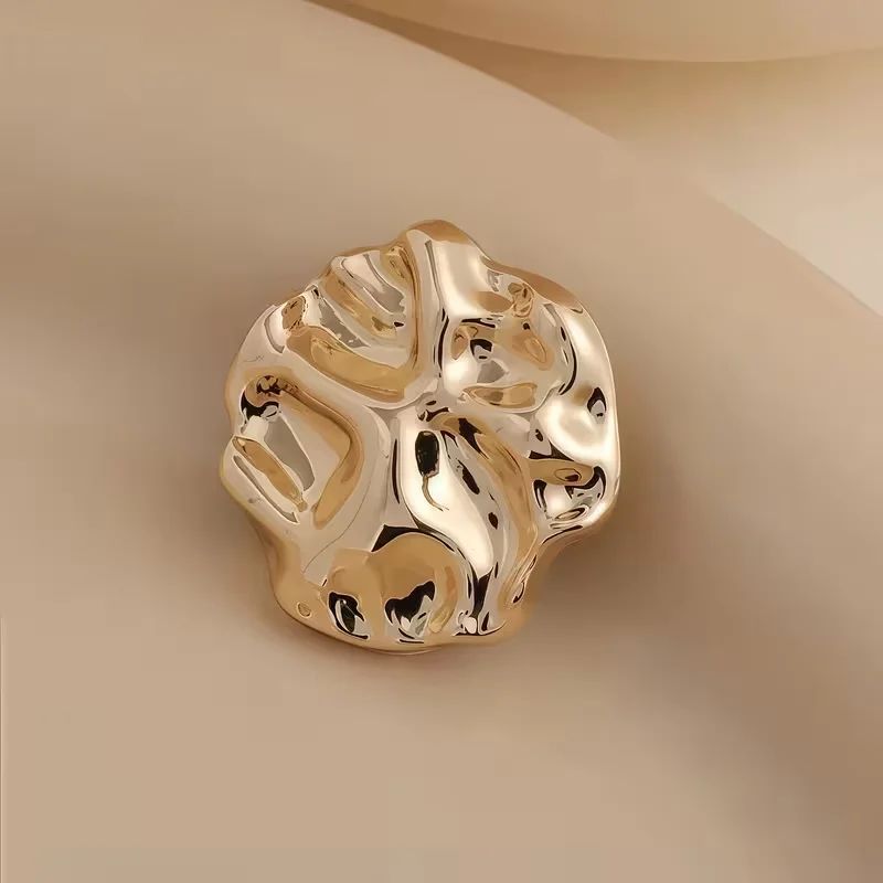 Ein Set mit 10 einzigartigen goldenen Knöpfen in den Größen 18 mm, 23 mm und 25 mm, geeignet für die Verwendung in der Bekleidungsindustrie, für Dekorationen und für Bastelprojekte. – Detail 9