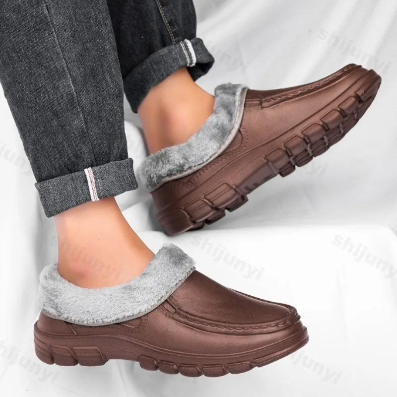تصميم موجز منخفض أعلى أحذية قطنية غير رسمية للرجال 2025 شتاء جديد دافئ مريح موضة الاتجاه تنوعا أفخم أحذية مكتنزة