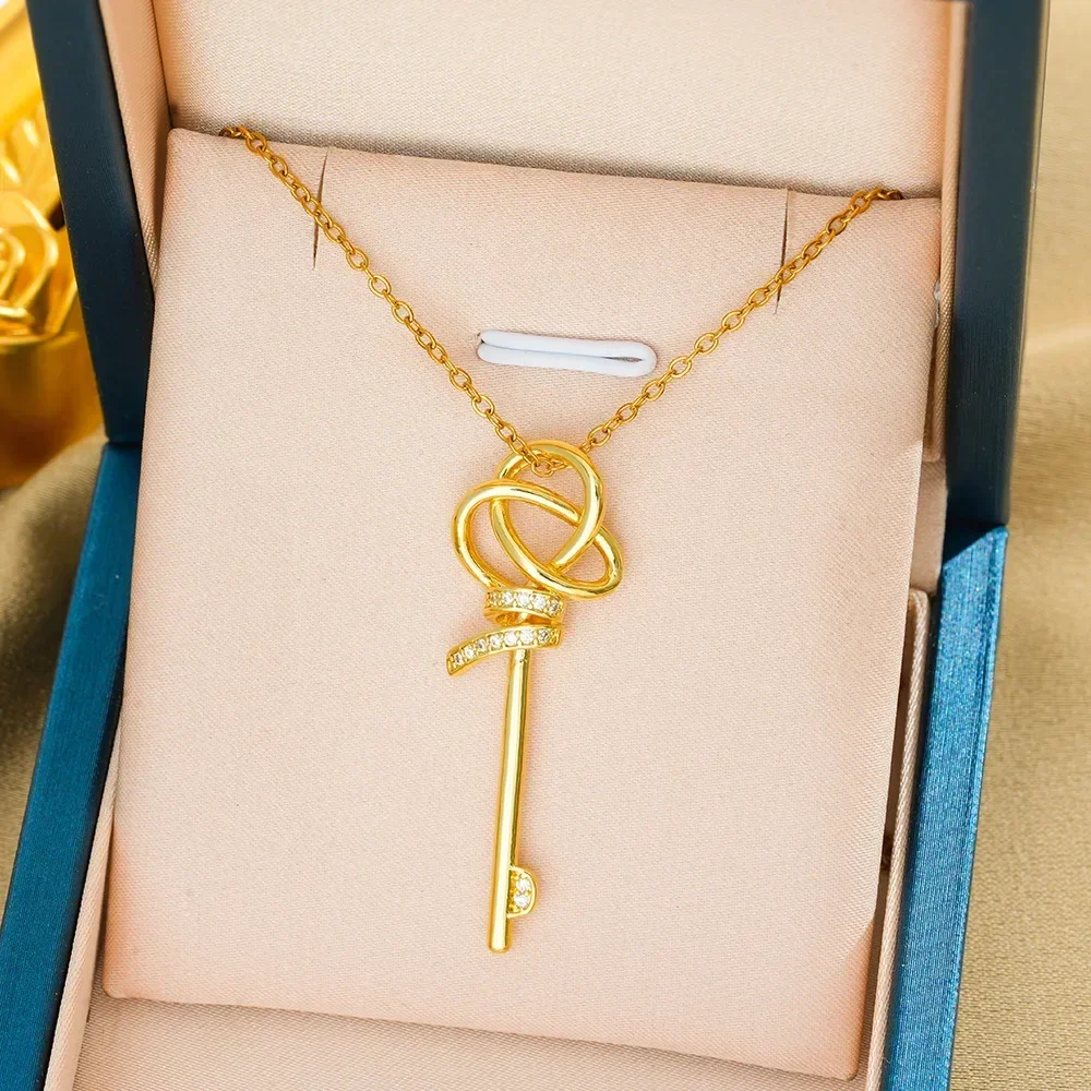 Deze semi-diamant titanium stalen damesketting met een knoop, met een sleutel met gedraaide lijnen,