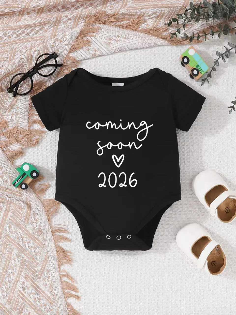 

Baby short-sleeved triangle bodysuit, fun letter print, button design, easy to care for, suitable for new parents.