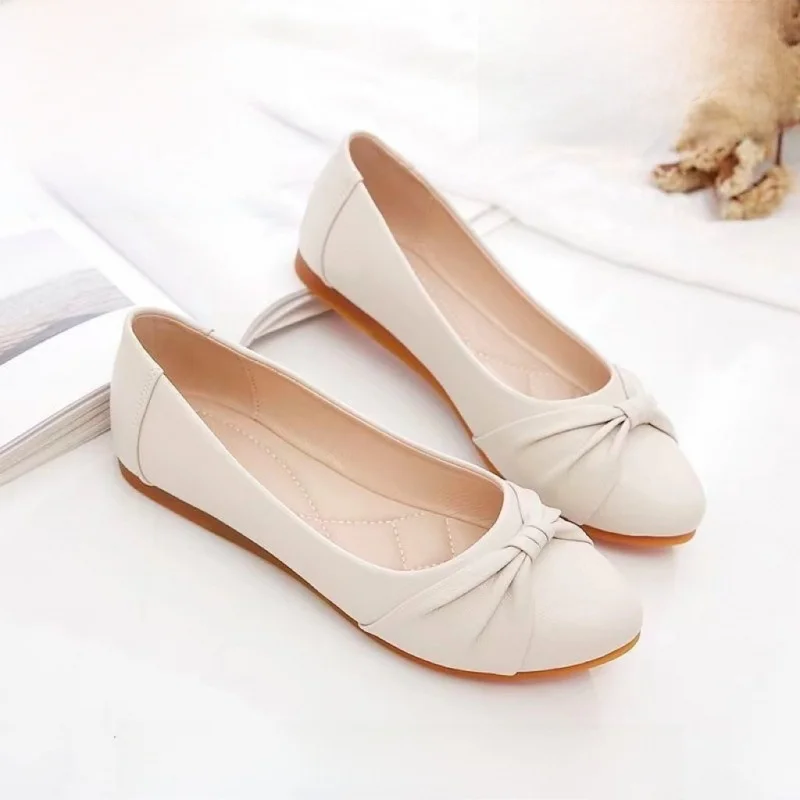 

New 2025 Soft Leather Flat Bottom Women's Shoes Comfortable Mom Bean Bean Shoe Rubber Sole Ultra Comfortable Fashion Loafers